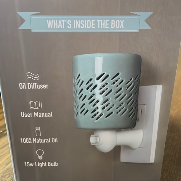 NWT Bluzen Ceramic Plug-In Essential Oil Diffuser in lovely powder blue + oil - Picture 8 of 11